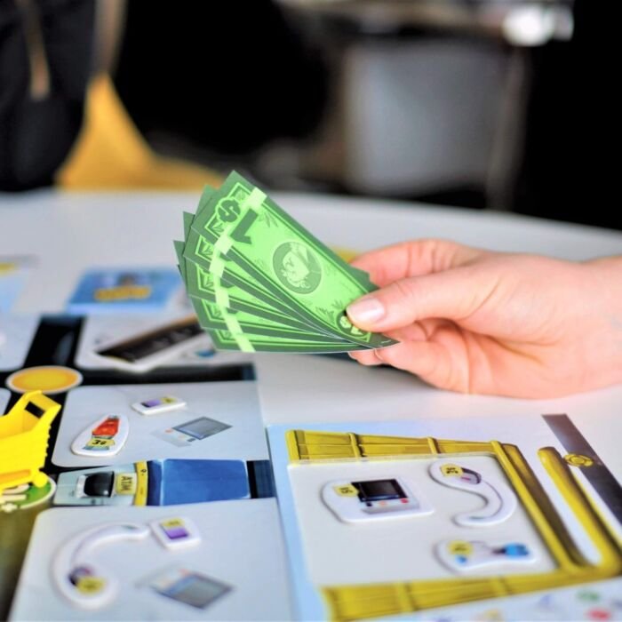 banknoty w grze Black Friday - gra rodzinna od Trefl