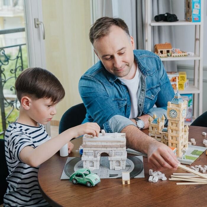 Tata i syn układający klocki ceramiczne Brick Trick Tower Bridge od Trefl