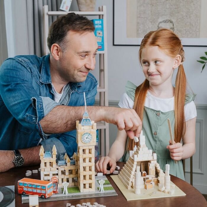 Tata i córka układający klocki ceramiczne Brick Trick Tower Bridge od Trefl