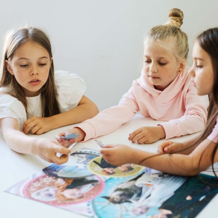Układanie brokatowych puzzli