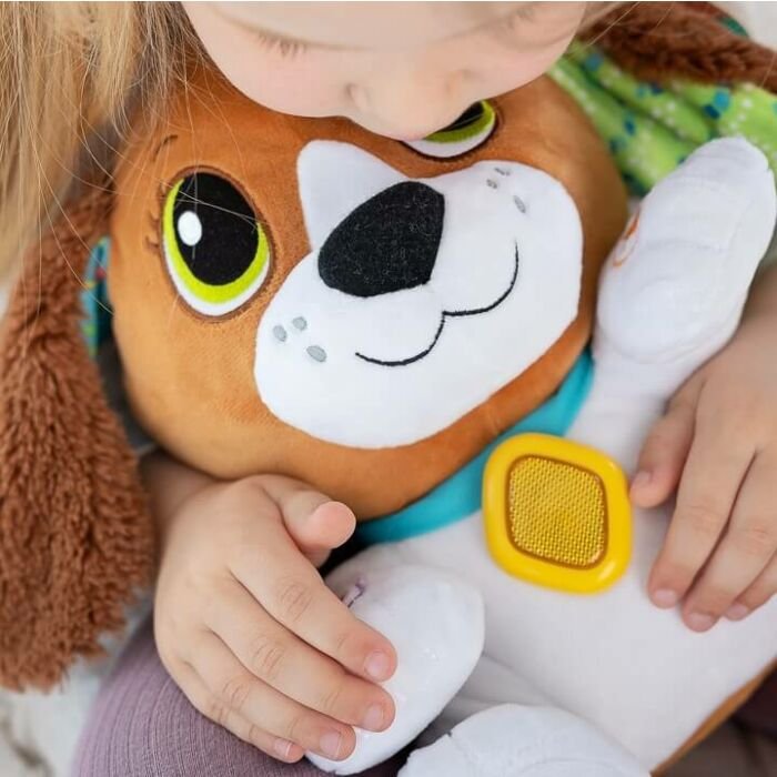 Zabawka interaktywna VTech Mój Przyjaciel Pies dziewczynka przytulająca zabawkę