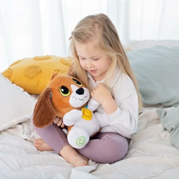Zabawka interaktywna VTech Mój Przyjaciel Pies dziewczynka przytulająca pluszową zabawkę