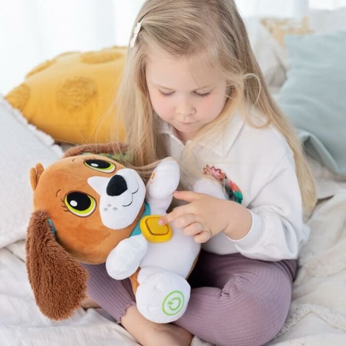 Zabawka interaktywna VTech Mój Przyjaciel Pies dziewczynka naciskająca przycisk