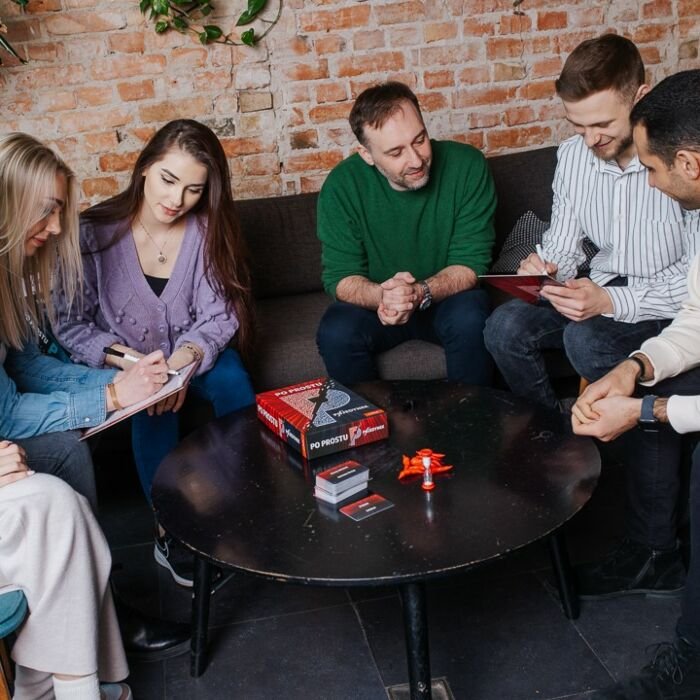 paczka znajomych grająca w grę Po Prostu P Pojedynek od Trefl