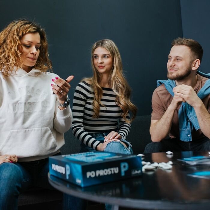 Po Prostu P - gra imprezowa od Trefl - znajomi grający w grę