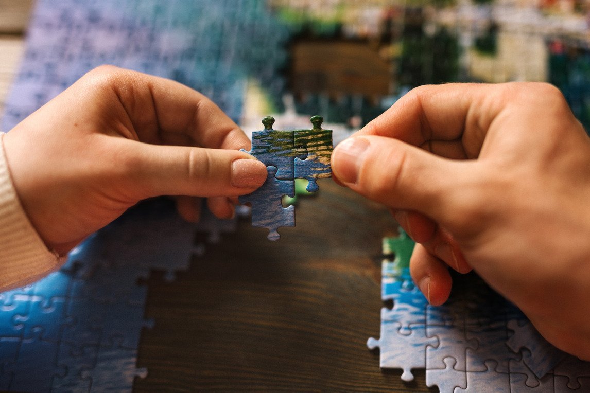 Akcesoria dla puzzlomaniaka – 5 gadżetów, które odmienią układanie puzzli
